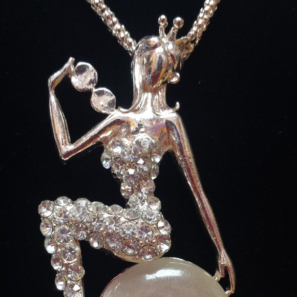 FABULOUS FASHIONISTAS @6Divas - Picture 2 of 4